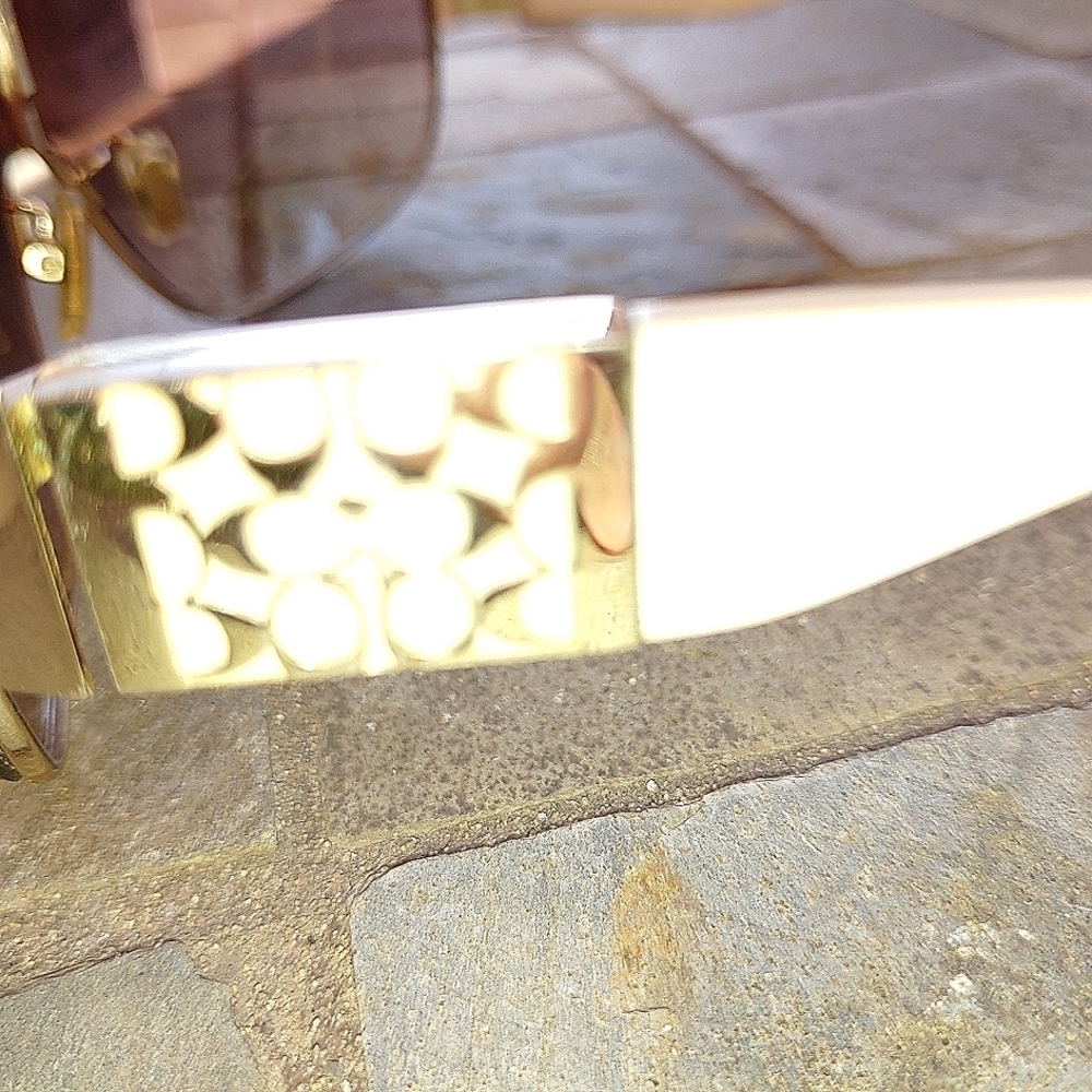 COACH SUNGLASSES AND CLAM SHELL CASE - Picture 7 of 14
